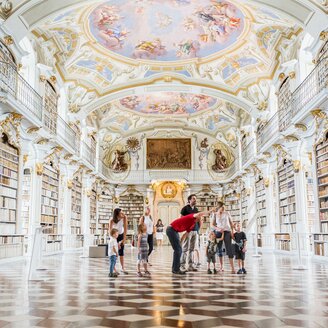 Kinderbesuch in der weltgrößten Klosterbibliothek | © Thomas Sattler