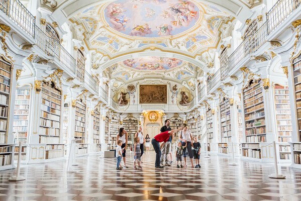 Kinderbesuch in der weltgrößten Klosterbibliothek | © Thomas Sattler