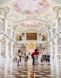 Kinderbesuch in der weltgrößten Klosterbibliothek | © Thomas Sattler | © Thomas Sattler