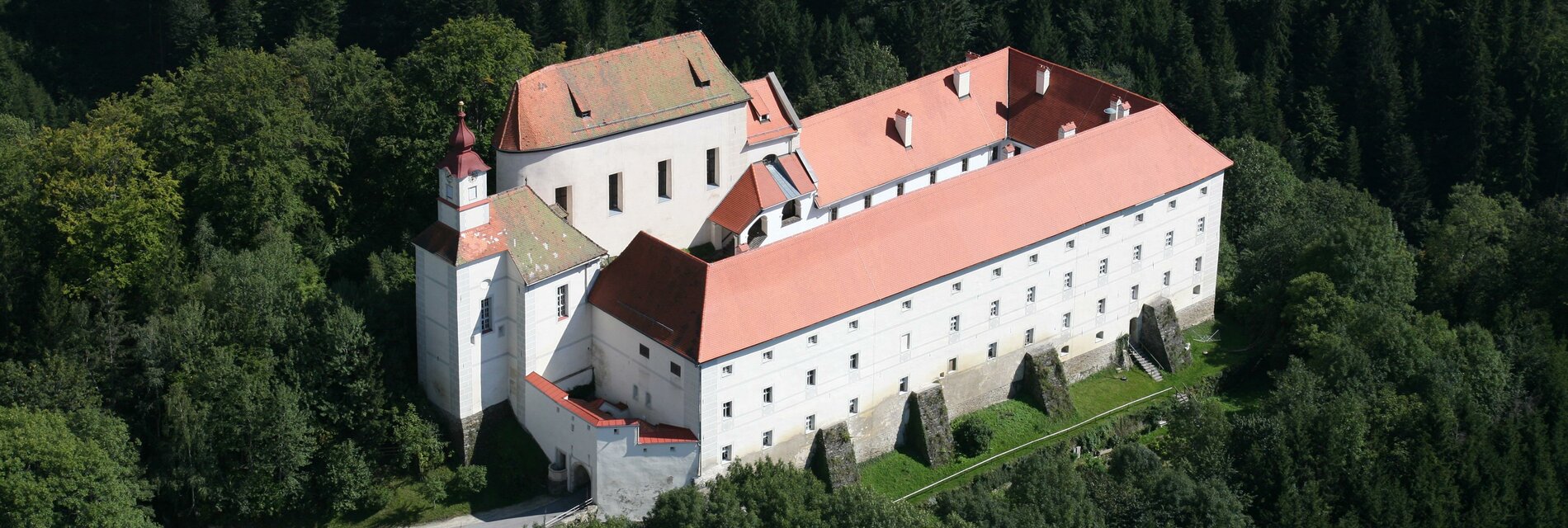 Castle Festenburg_from outside_Eastern Styria | © Burg Festenburg