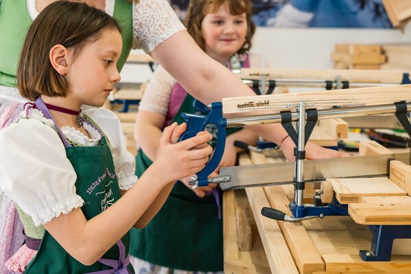 Werken in der Holzwerkstatt Zloam | © Narzissendorf Zloam, www.zloam.at