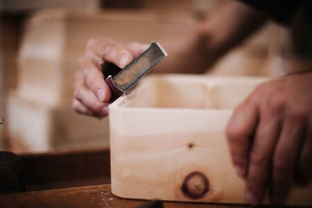 Handarbeit am Holz - Einrichtungswerkstätte Gross | © Einrichtungswerkstätte Gross