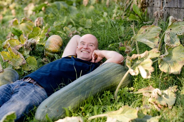 Johann Koller in the middle of his pumpkins | © Kürbishof Koller