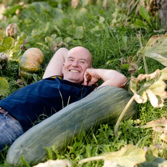 Johann Koller in the middle of his pumpkins | © Kürbishof Koller