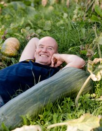 Johann Koller in the middle of his pumpkins | © Kürbishof Koller | Flor Digital Artist | © Kürbishof Koller