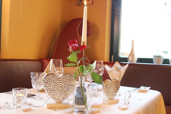 Romantisch gedeckter Tisch | © Malerwinkl
