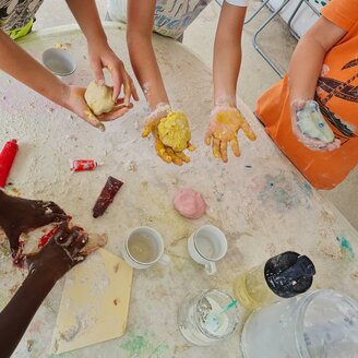 Schule am Bauerhof_Kinderhände_Oststeiermark