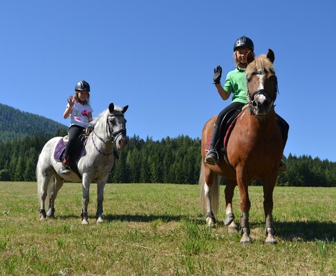 Kinder reiten