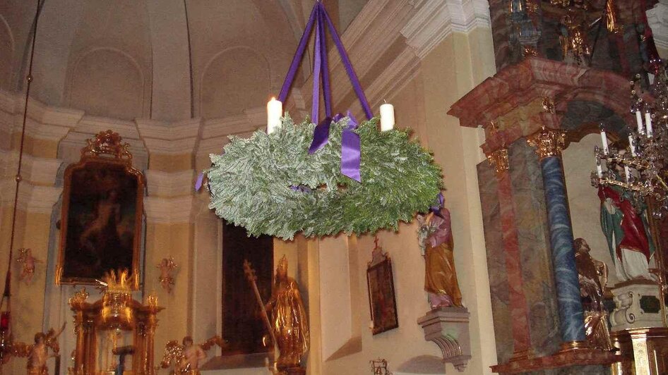 Adventkranz in der Pfarrkirche Bad Blumau | © Kurkommission Bad Blumau