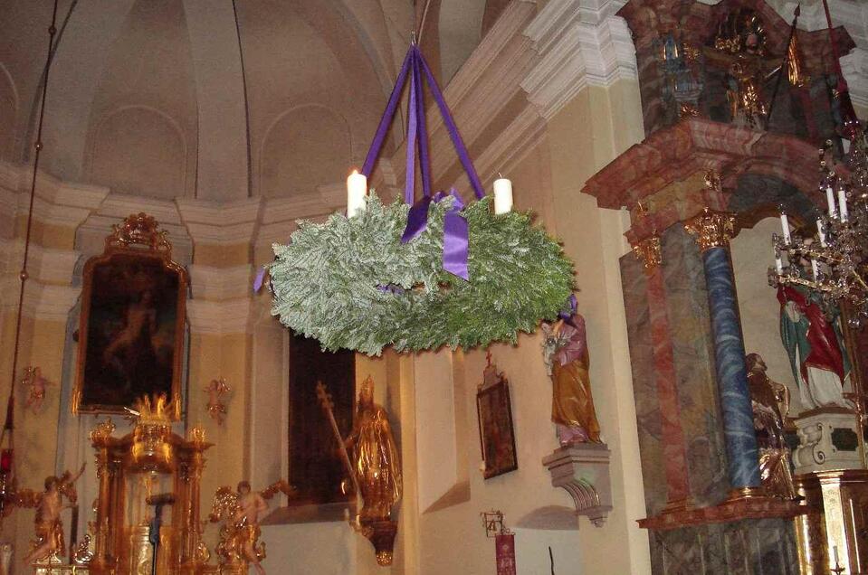 Adventkranz in der Pfarrkirche Bad Blumau | © Kurkommission Bad Blumau