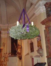 Advent wreath in the parish church of Bad Blumau | © Kurkommission Bad Blumau | Sonja Brünner | © Kurkommission Bad Blumau