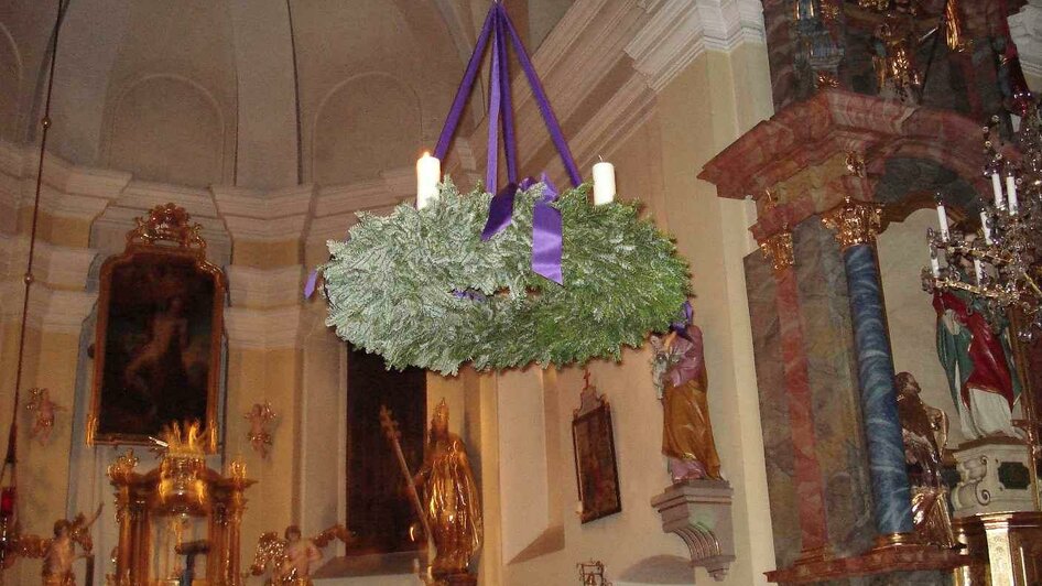 Adventkranz in der Pfarrkirche Bad Blumau | © Kurkommission Bad Blumau