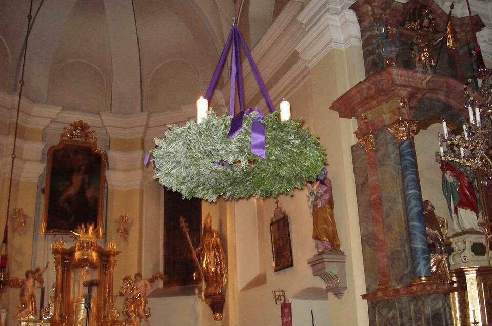 Adventkranz in der Pfarrkirche Bad Blumau | © Kurkommission Bad Blumau