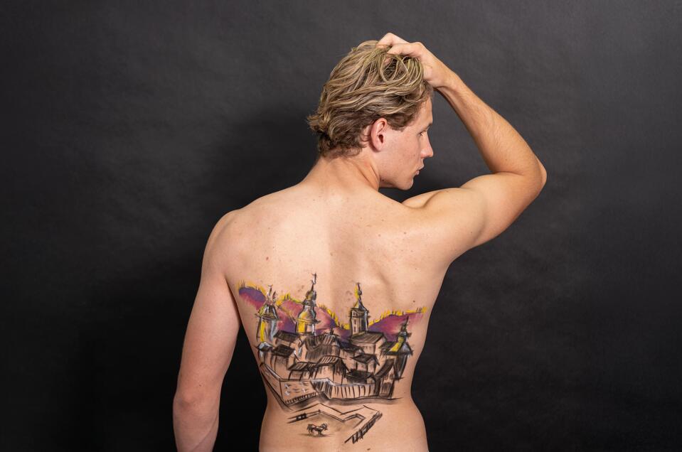 Der Mensch wird zur Leinwand | © Ausstellung "DMWZL"