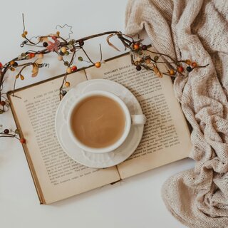 Buch mit Kaffee & Dekoration | © sixteen-miles-unsplash