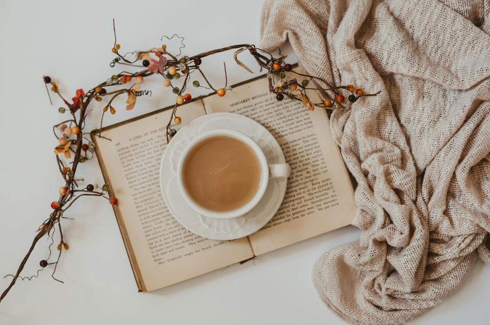 Buch mit Kaffee & Dekoration | © sixteen-miles-unsplash