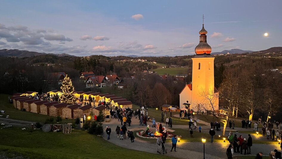Adventzauber in St. Bartholomä bei Dämmerung | © Josef Birnstingl