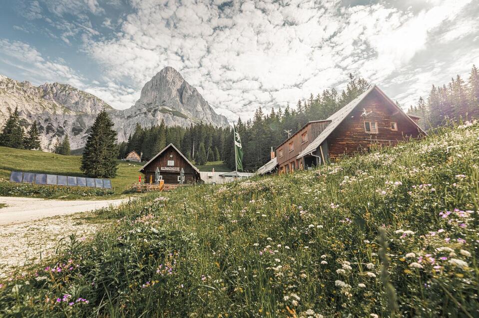 Klinkehütte mit Admonter Kalbling | © Thomas Sattler