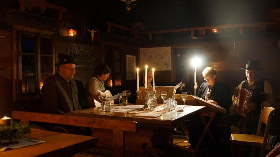 Besucher bei besinnlicher Andacht_Oststeiermark | © Freilichtmuseum Vorau