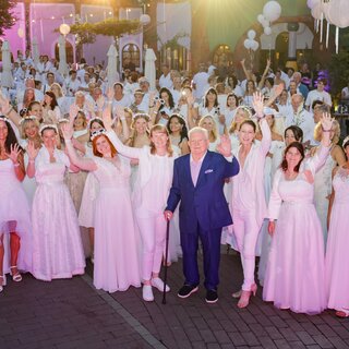 Einfach weiß & Brautkleidtreffen | © Sarah Raiser
