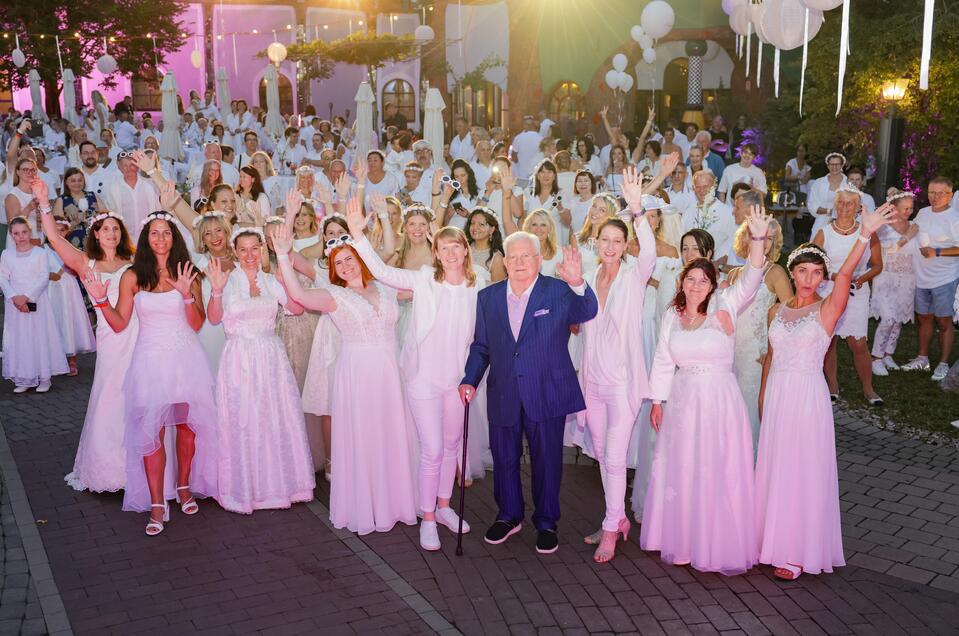 Einfach weiß & Brautkleidtreffen | © Sarah Raiser