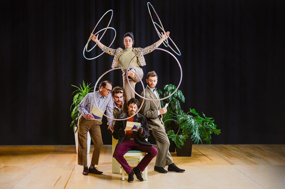 Artisten Gruppe mit Reifen | © Emmanuel Burrie