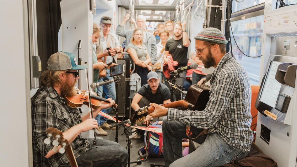 FolkArt Konzert in der Straßenbahn | © Madeleine Marie