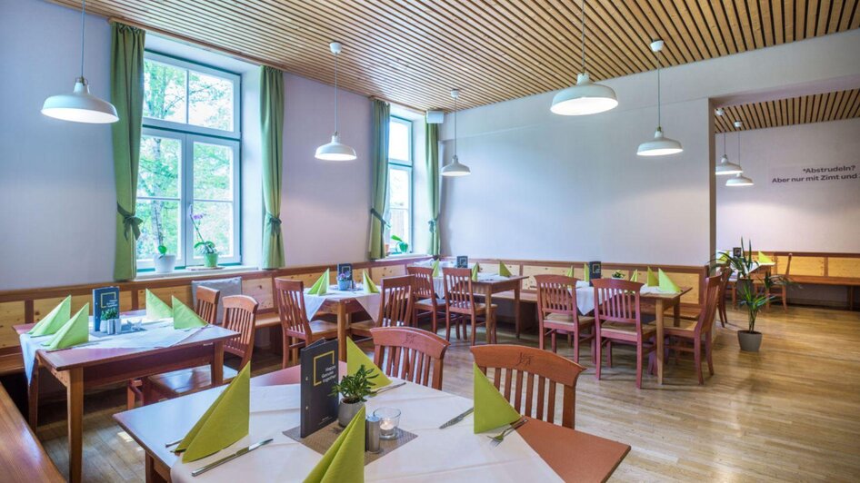 JUFA Hotel, Grundlsee, gedeckte Tische | © JUFA Hotel Grundlsee