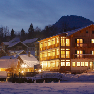 Hausmannskost, Grundlsee, Außenansicht Winter | © Seehotel Grundlsee