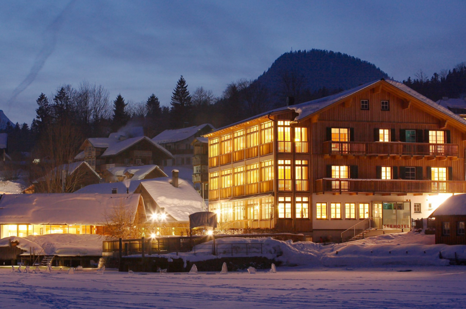 Hausmannskost, Grundlsee, Außenansicht Winter | © Seehotel Grundlsee