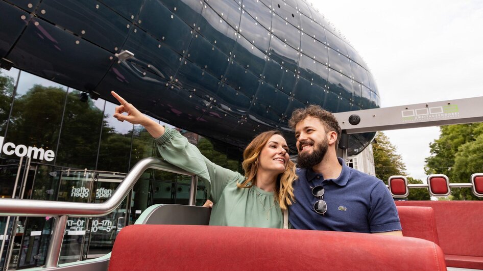 Auf zum Genuss im Cabrio Bus 1. Station Kunsthauscafe | © Graz Tourismus - Werner Krug