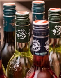 Junker bottles with panterole JUNKER | © Wein Steiermark-fotokuchl | JoHannes Polt | © Wein Steiermark-fotokuchl