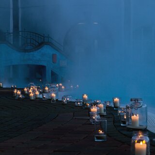 Candlelight swimming at the Bad Blumau thermal spa | © Rogner Bad Blumau (C) Hundertwasser Architekturprojekt