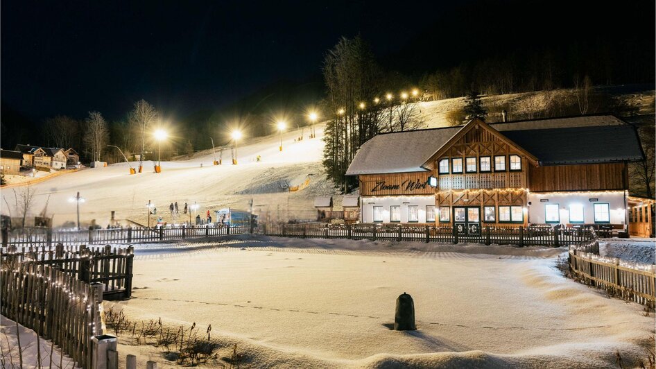 Zloam Wirt mit Skipiste | © www.zloam.at