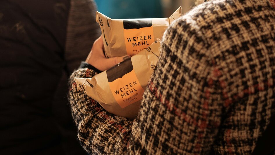 Mehlpackete am Arm | © Haindl Mühle