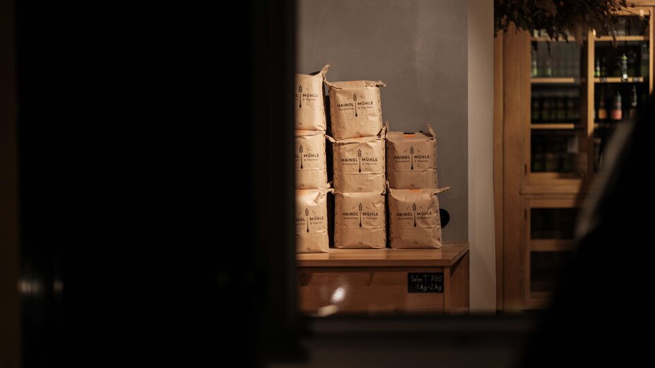 Mehlpakete im Regal | © Haindl Mühle
