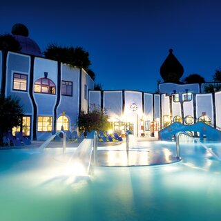 Rogner Bad Blumau bei Nacht | © Hundertwasser Architekturprojekt