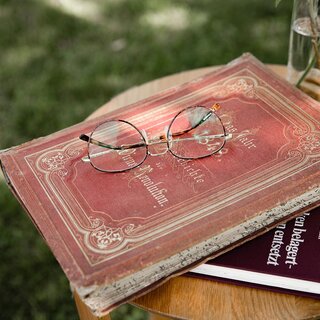 Buch und Brille | © TV Südsteiermark - achromaticphotography