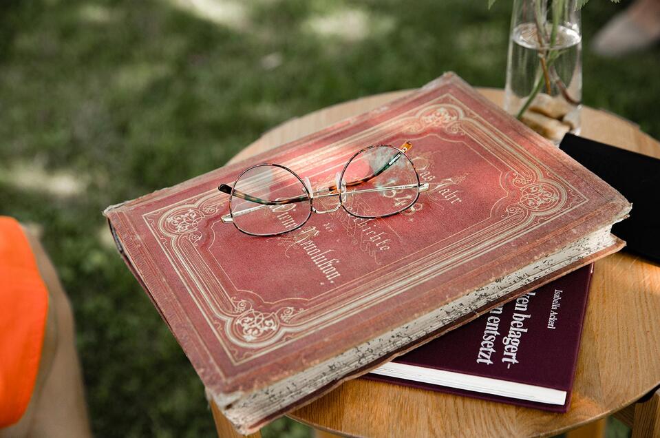 Buch und Brille | © TV Südsteiermark - achromaticphotography