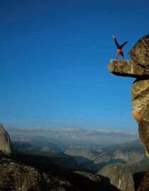 Alexander Huber doing a handstand in Yosemite National Park | © Max Reichel | © Max Reichel