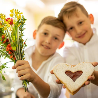 Children with cake hearts_Eastern Styria | © Karl Schrotter