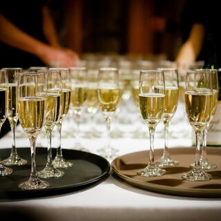 Filled champagne glasses_Eastern Styria | © Pixabay