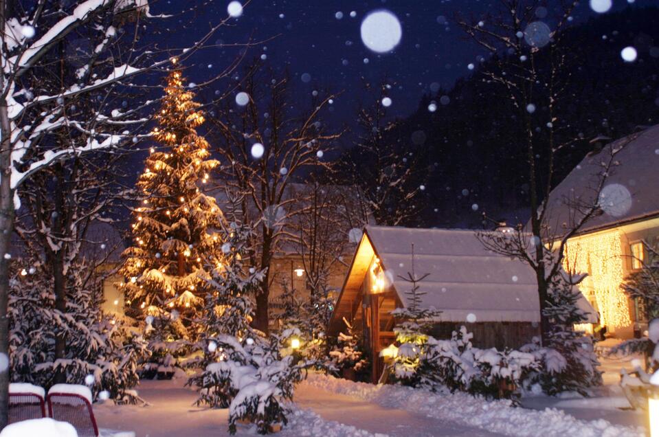 Weihnachtsbaum_Marktplatz_Oststeiermark | © Tourismusverband Oststeiermark Weihnachtsbaum_Marktplatz_Oststeiermark | © Tourismusverband Oststeiermark