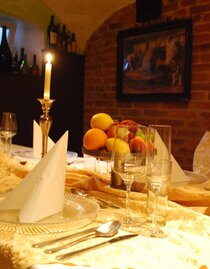 Festively decorated table in the Stadtkeller | © Stadtkeller | © Stadtkeller