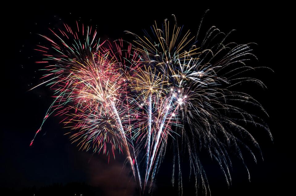 Ein Feuerwerk erleuchtet den Himmel | © Unsplash