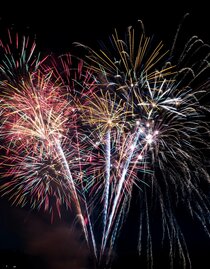 Ein Feuerwerk erleuchtet den Himmel | © Unsplash | Elisha Terada | © Unsplash