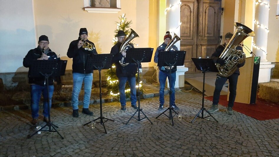 Musiker vor der Pfarrkirche | © Musikverein Unterlamm