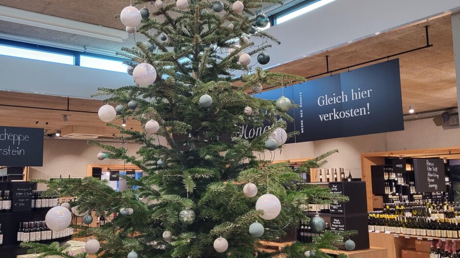 Christbaum in der Vinofaktur | © Vinofaktur im Genussregal
