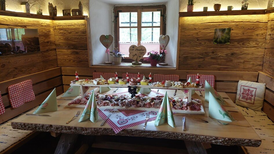 Eckbank mit gedecktem Tisch und Buffet | © Erwin Troger