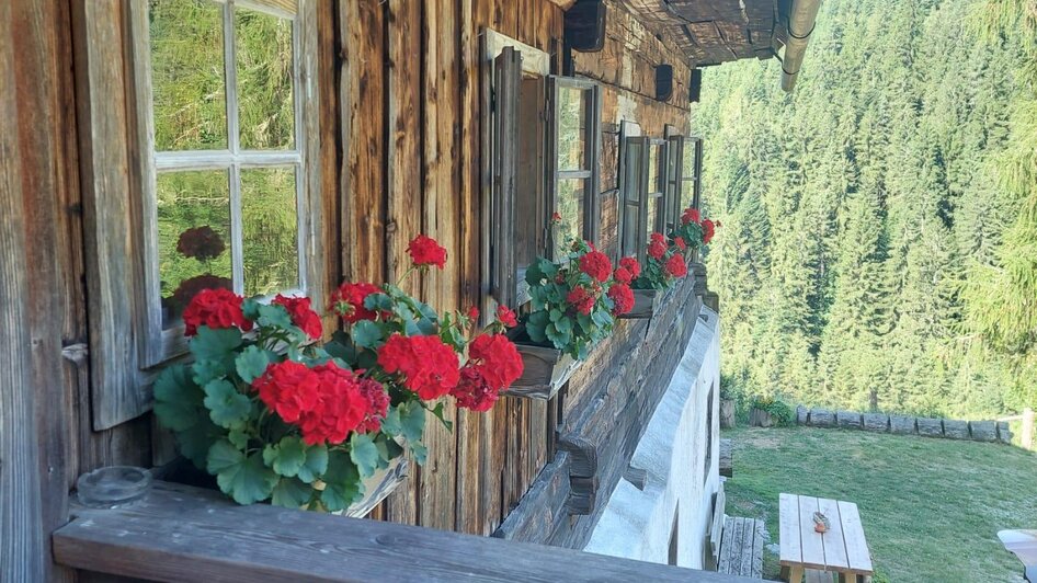Blumenkästen an den Fenstern außen | © Erwin Troger